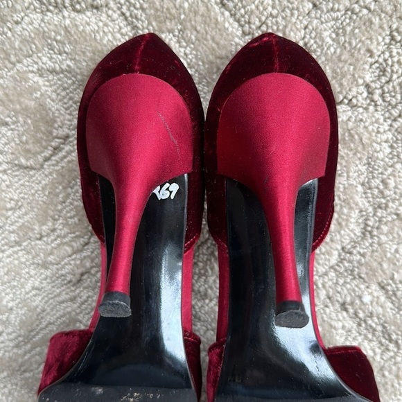 Stuart Weitzman Red Velvet Heels Women’s Size 8 - Picture 3 of 3